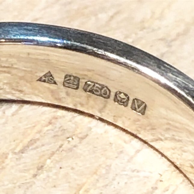 hannahstockham's tweet photo. Hello 2020! First job using the new 2020 London hallmark - letter V for this year;-) #londonassay #hallmark https://t.co/QWMQJlhWQE