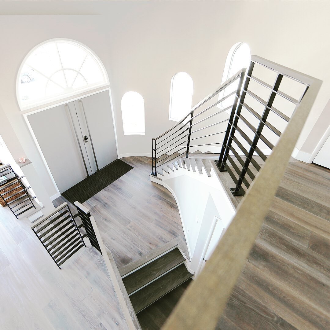 A contemporary staircase creates dramatic first impression upon entering the foyer #throwbackthursday #interiordesign #manhattanbeach #stairideas #manhattanbeachhomes #manhattanbeacharchitecture #foyer