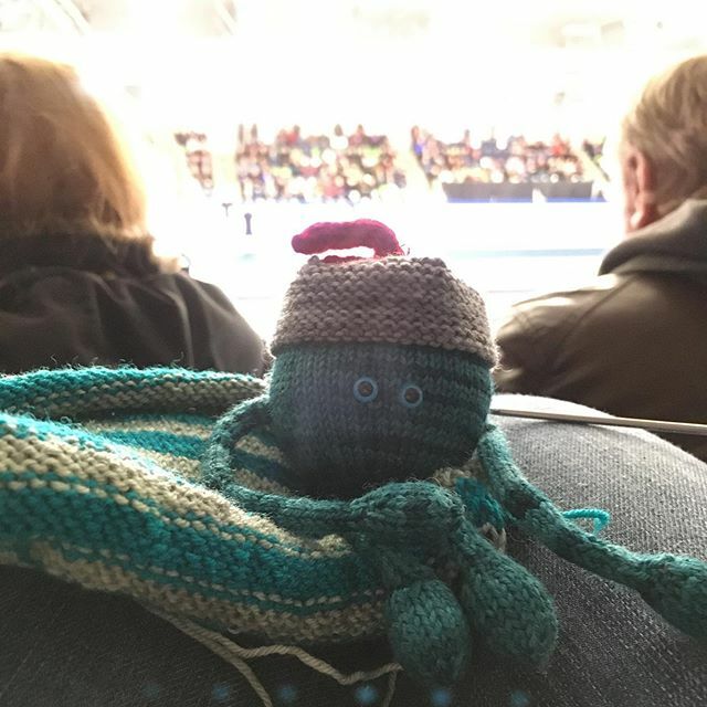 CherylM21's tweet photo. Mini Minion is hanging out with my new Twitch sweater piece at the #contcup2020
#Twitchsweater #indigodragonfly #miniminion #curling https://t.co/39GYeGaCym https://t.co/PEVV5HrB9g