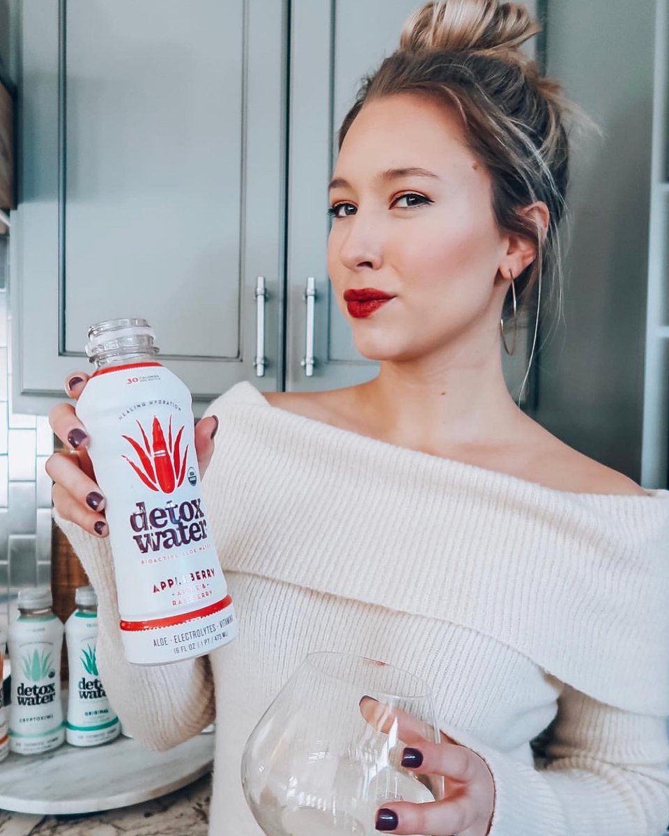 detox_water's tweet photo. Cheers! You made it through the first full week of 2020. Time to sit back, relax and #DrinkAloe 💚💦 #TGIF #HealingHydration https://t.co/1ToaQBEObJ