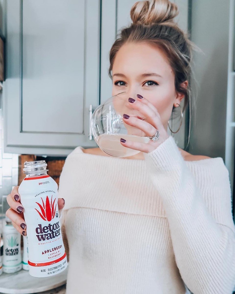 Cheers! You made it through the first full week of 2020. Time to sit back, relax and #DrinkAloe 💚💦 #TGIF #HealingHydration