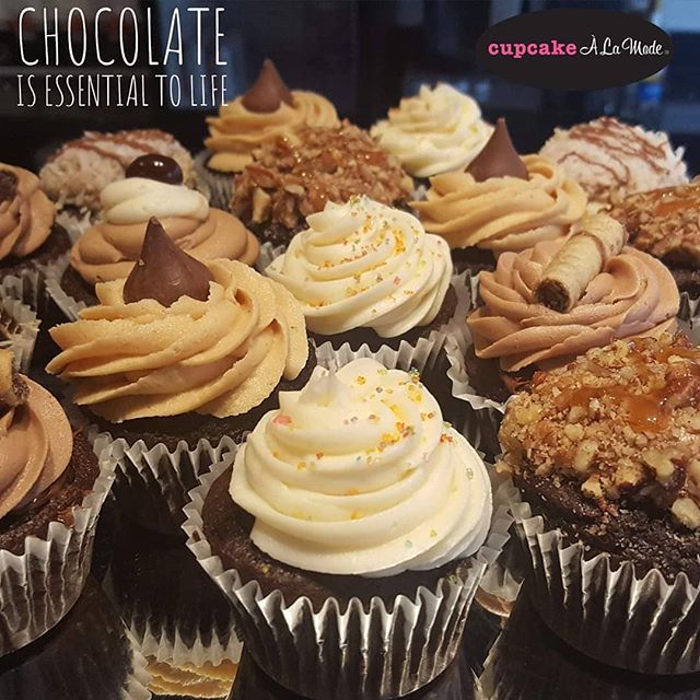 Cupcakealamode's tweet photo. The 5th food group is an important part of any day- especially Fridays!  Celebrate the weekend with us by picking up a dozen, or two, of the essential that is chocolate! 😍😋🧁🥮🍫 #KCPlaza #LeesSummit #SummitFair #yum #cupcake #CupcakeALaMode https://t.co/Hx39ReH4vO