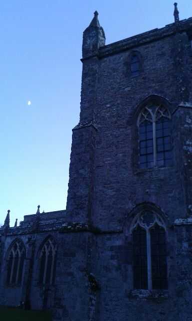StDavCathLib's tweet photo. Days are getting longer...
Leaving Cathedral Library here 👇 (St Thomas Becket chapel below), still blue sky and with the moon also out.

… and so to #Evensong

#Confusing #CathedralLibraryLife #Becket2020 https://t.co/RLZpZ4IXk0