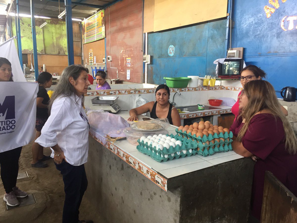 pepi_patron's tweet photo. Conversamos con ciudadanas y ciudadanos de Los Olivos para conocer sus necesidades y exigencias al #Congreso2020. Recorrimos los mercados "Enrique Milla" y "San Martín" junto a militantes del @partidomorado 👍
#Lasprofeslogramoscambios
#UnEquipoDeVerdad
#MarcalaM
#EscribeEl8 https://t.co/HqeLggyU1O