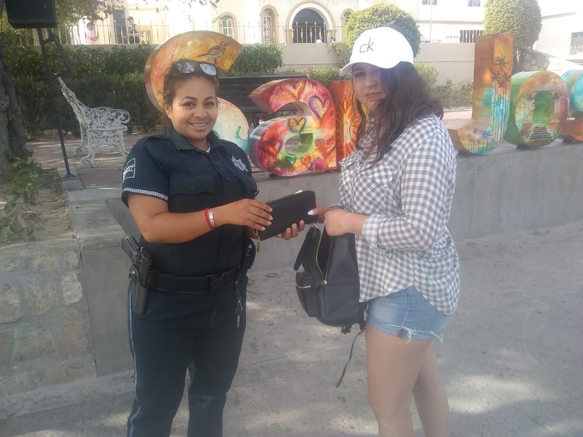 SP_LosCabos's tweet photo. Encontramos una cartera en la zona centro de #Cabo San Lucas, gracias a la ayuda de algunos transeúntes fue posible localizar a la dueña y hacer la devolución. https://t.co/TKAu2xkYiu