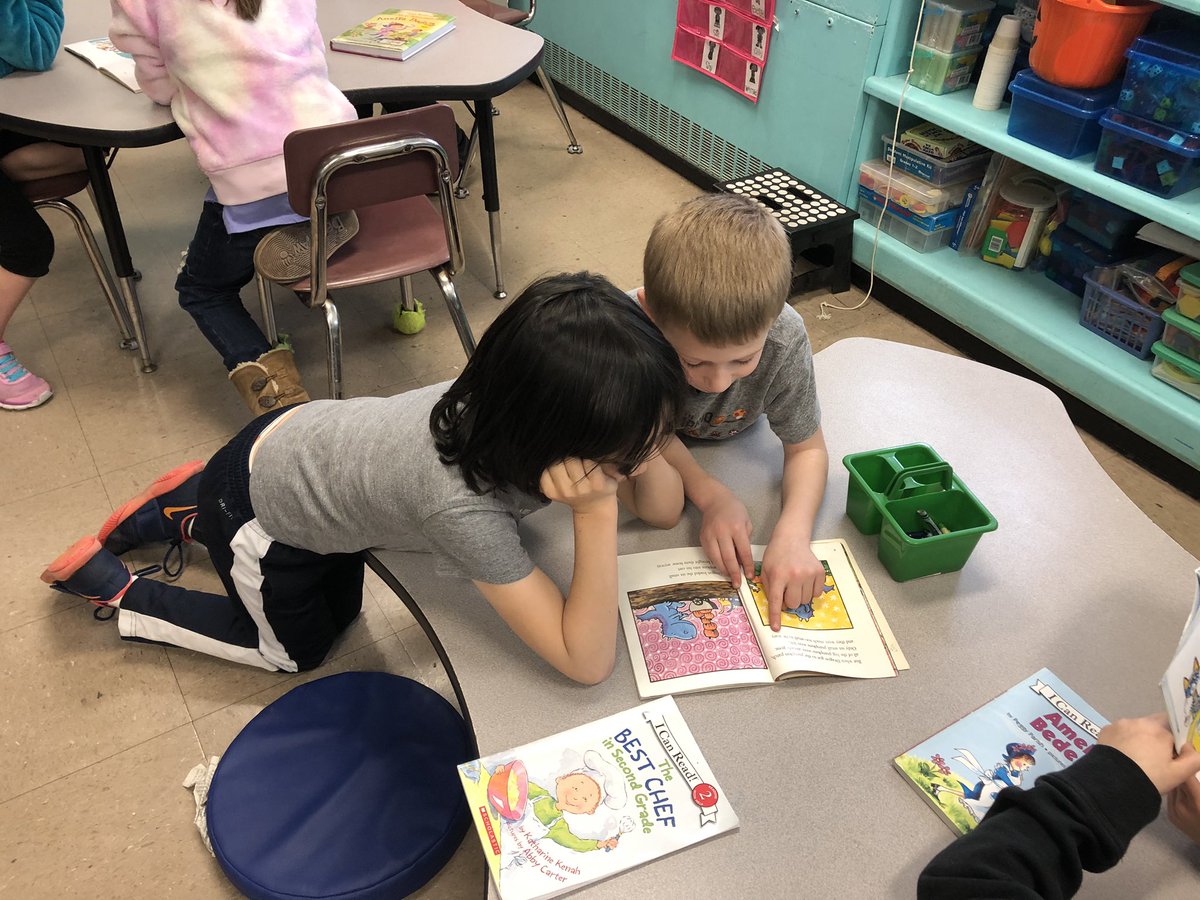 HM_SecondGrade's tweet photo. Our Friday ended with buddy reading with first graders in our Husky pack! #teamsecondgrade #melroseschools https://t.co/HRFwlBRUG1