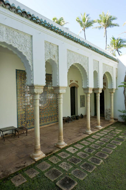 1800Columns's tweet photo. Hawaii’s #ShangriLaMuseum, an extensive collection of #IslamicArt, was built as the home of #DorisDuke. These #columns originated from the Nasrid Islamic kingdom of Spain.
📷 Shangri La Museum
#chadsworth #thecolumnguy #1800columns https://t.co/6MiSwBFhW3