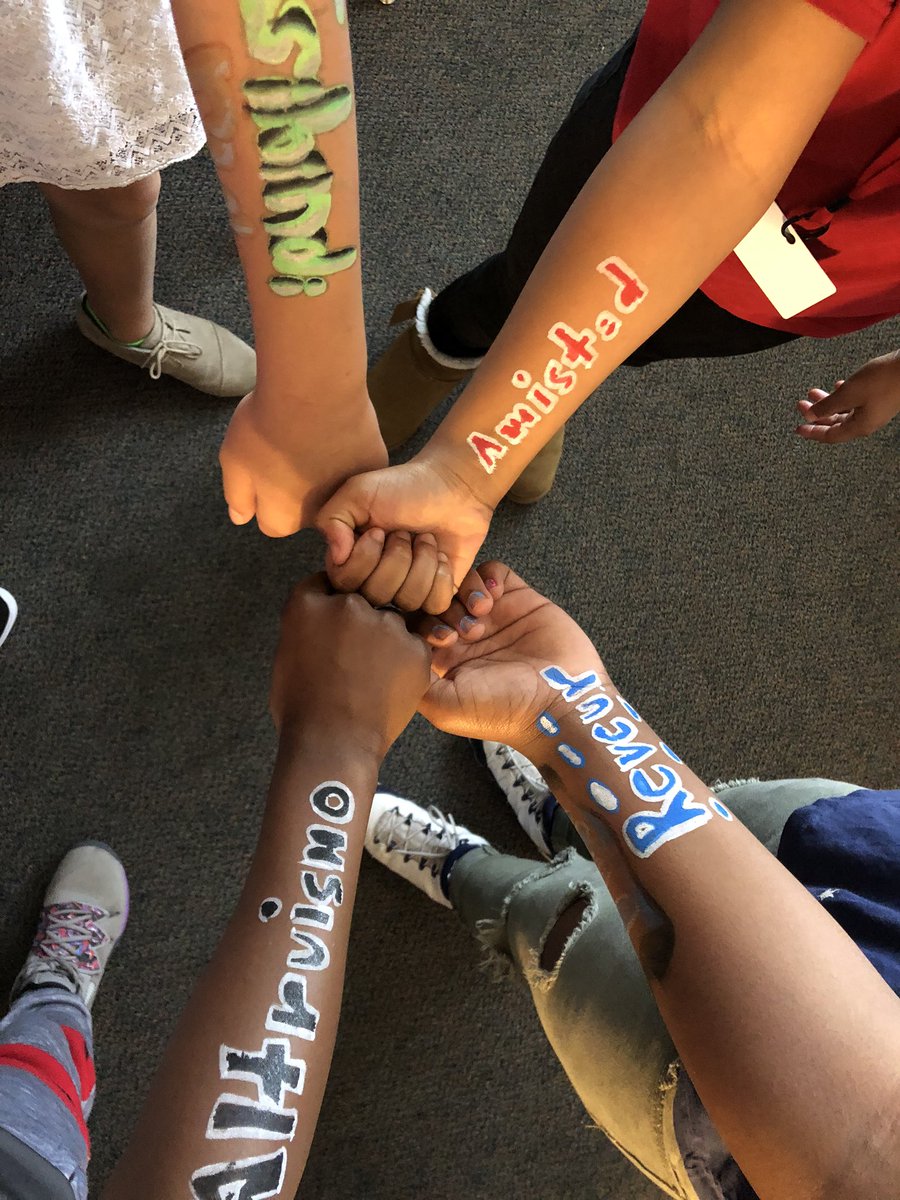MissBonner4's tweet photo. House Love!!! Love how my students are so supportive of every house. #friendship @mrronclark_ https://t.co/CjPAwKlEJd