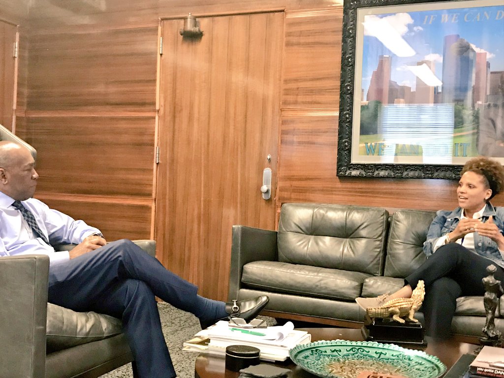 ThomasDTiffany's tweet photo. I met with @SylvesterTurner earlier this week to discuss priorities in #DISTRICTF - public safety, illegal dumping and neighborhood revitalization. We're on the same page and headed in the right direction. #Alief #BriarMeadow #PineyPoint #Tanglewilde #Westchase #Westmont https://t.co/a7D4Yp0wI7