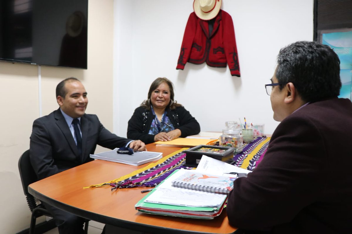 PDHgt's tweet photo. El Procurador de los #DerechosHumanos @JordanRodas recibe a Gisela Gordillo hija del coronel retirado Francisco Gordillo, quien plantea situación de su padre que se encuentra en prisión cumpliendo condena por el caso #MolinaTheissen. https://t.co/J1tZmAaiiP