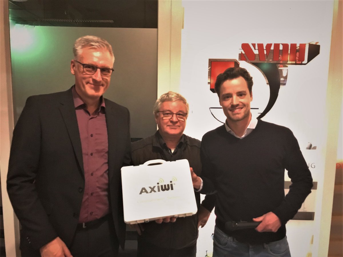 SVDU1's tweet photo. 🗣️BREAKING @PieterdBruijn van @Axitour en @RondeBruin5 van @scheidsrechters overhandigen koffer met #AXIWI headsets aan vz @mrthefox. Ambitie om actief scheidsrechters te 'headset coachen' wordt hiermee gerealiseerd! 👉https://t.co/bsQj4VDtO6 @StanSchrijft @Sport_Utrecht @VARnws https://t.co/uAva1hF6eP