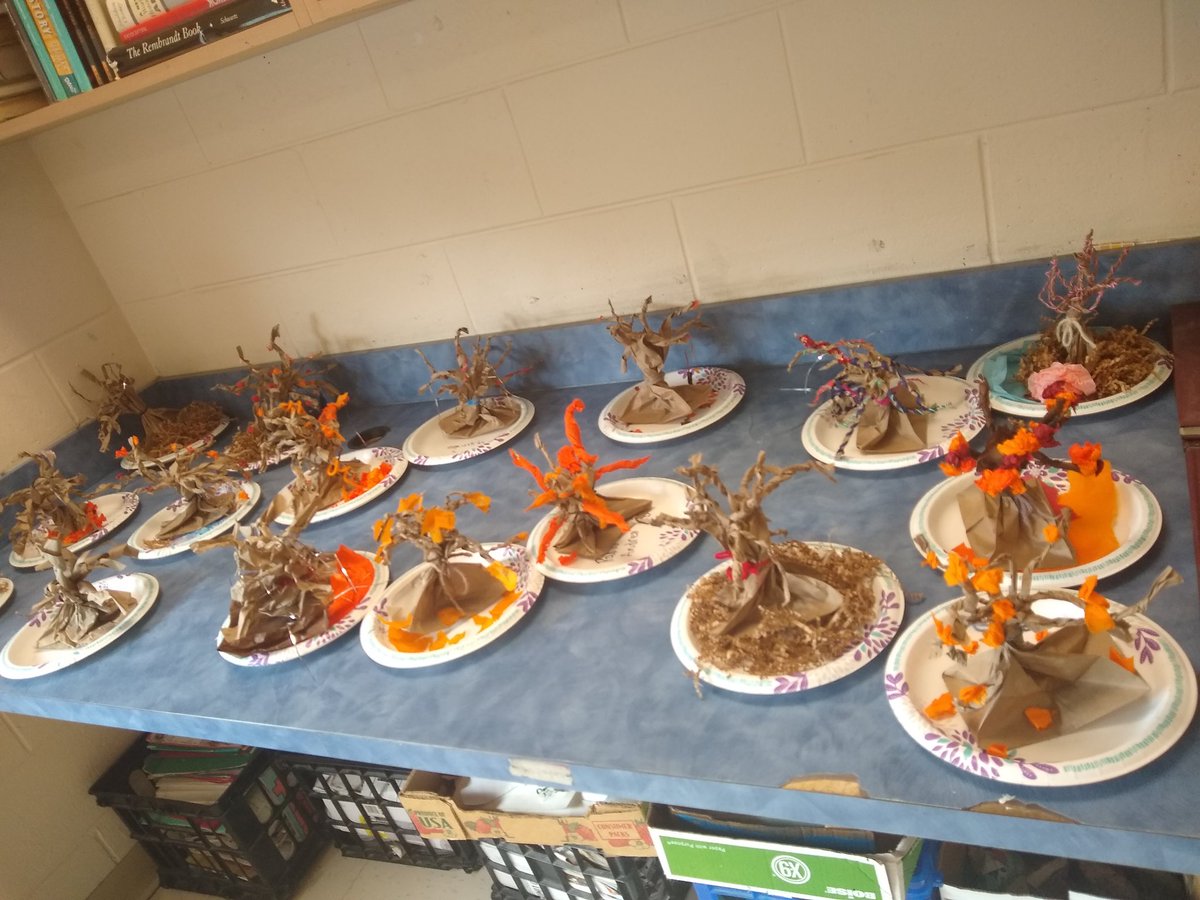 MsMCurran's tweet image. So excited to see the end result of the middle school art project this week. Today students showed their work and explained their reasoning to determine their grade! @TMHSWildcats @12kgibbons #TMHS_Heartbeat #NatureArt #TreeDesign