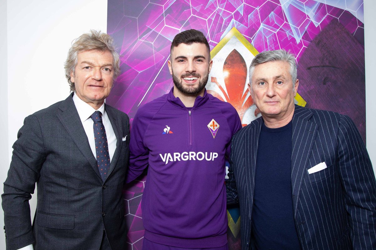 TheCalcioGuys's tweet photo. Patrick Cutrone is OFFICIALLY a @ACFFiorentinaEN player ✍️⚜️💜 Coming to the Viola on an 18 month loan from Wolverhampton❗️
#WelcomeCutrone #ACFFiorentina #Fiorentina #Firenze #Commisso #Viola #ForzaViola #MercatoMadness #Italia #Football #Soccer #SerieA #Calcio https://t.co/smzg30T4OD