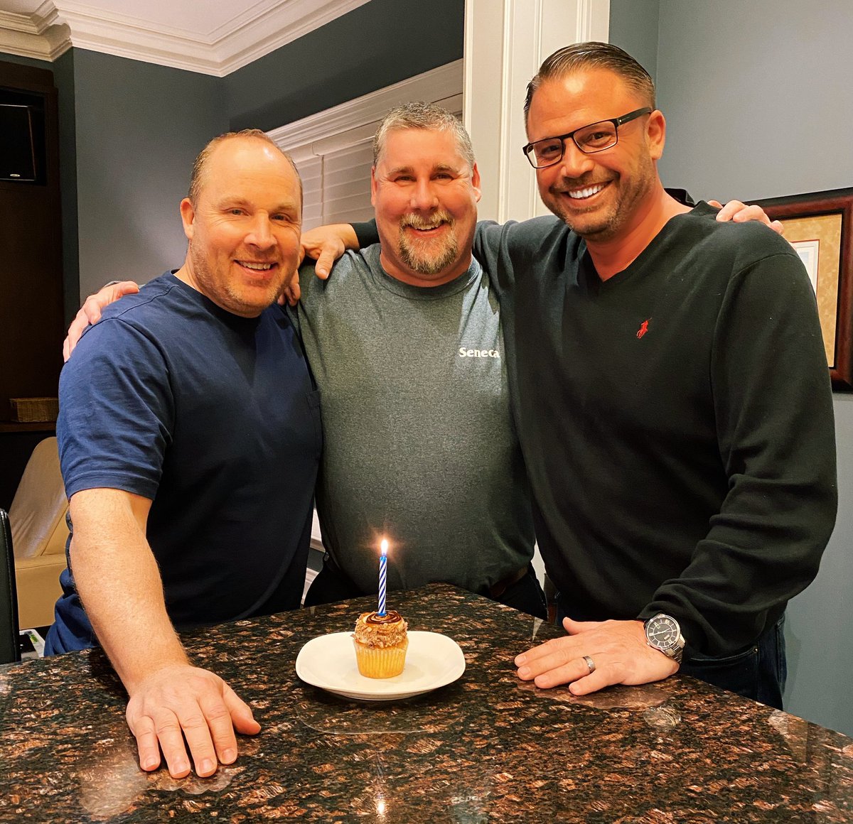 guffer99's tweet photo. Happy 50th Birthday π°ππππ to our good friend Nuksy @DrewAtamanuk #SenecaHockeySchool #Gilligans #OldHomestead #Hinmens #ColgateTrips #ByrneDairy #HourGlass #Rico #TurnPikeMan @regal9 @mcguffinhockey1 https://t.co/kxolUU2e2d