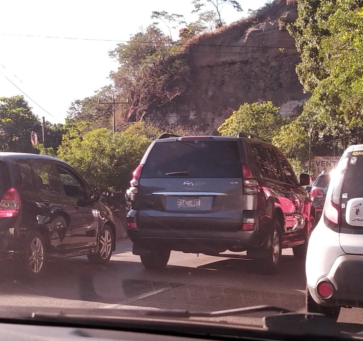 ManejaSv's tweet photo. Nunca les ha pasado que bajando por carretera los chorros y justamente solo cuando hay tráfico se encuentran una camioneta con sirena abierta? Pero sin embargo esta tiene placas particulares P147441 #DenunciaCiudadana #vmt  @VMTElSalvador @PNCSV https://t.co/AWxdJNpUKn