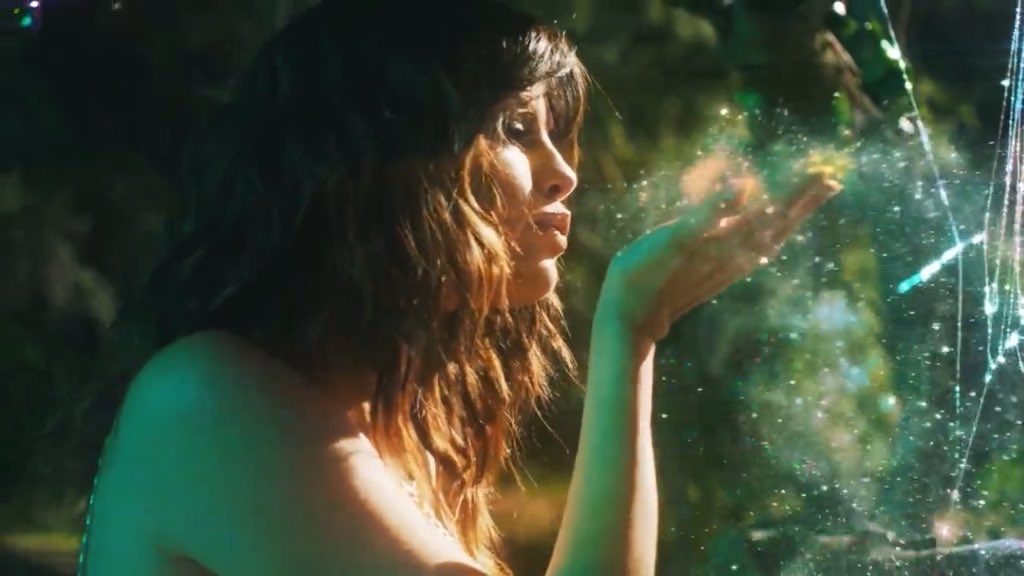 oursexyselg's tweet image. She is so RARE. ✨ #RareOutNow #RAREday #raremusicvideo #iHeartAward #BestLyrics #LoseYouToLoveMe ❤️