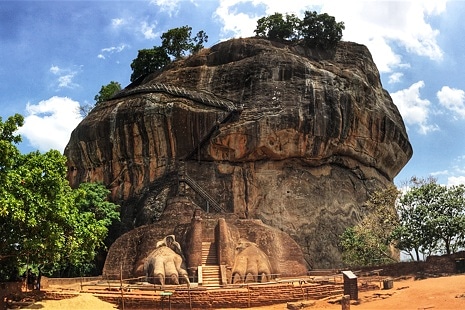 ManMeetsTheWrld's tweet image. Sigiriya Rock (Lion Rock) 🇱🇰
Such an amazing fortress. It even has a built in swimming pool at the top. If you're ever in Sri Lanka this is a must! #srilanka #travel #travelphotography #travelgram #travelphoto