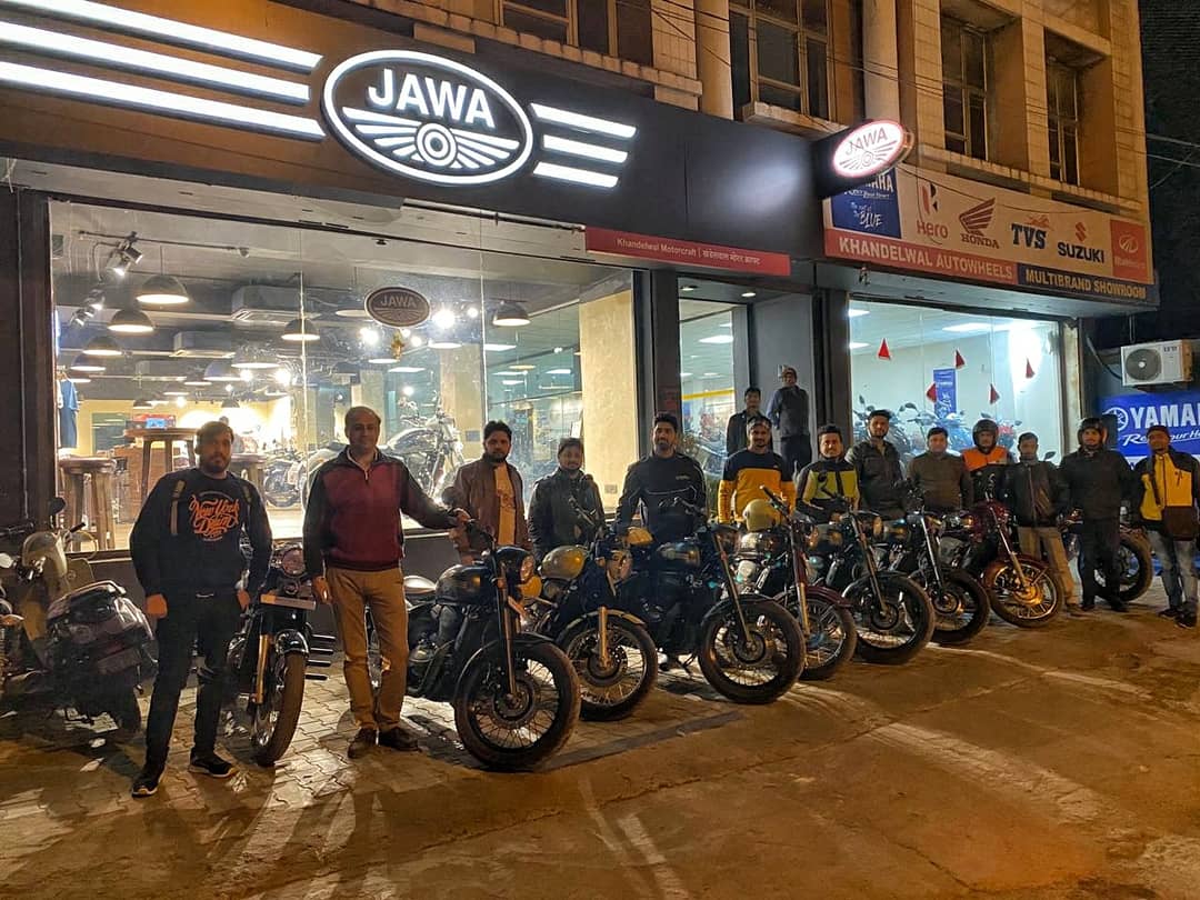 ashishkjoshi's tweet photo. What an amazing start to the #PerakFriday! With the #JawaPerak in the lead all across rides in the country, the Jawa &amp; the Jawa Forty Twos made merry on the streets under darkened skies. Brilliant lineup here in Pune as well. Do join us for the next one soon. https://t.co/ohBqS2NkyI