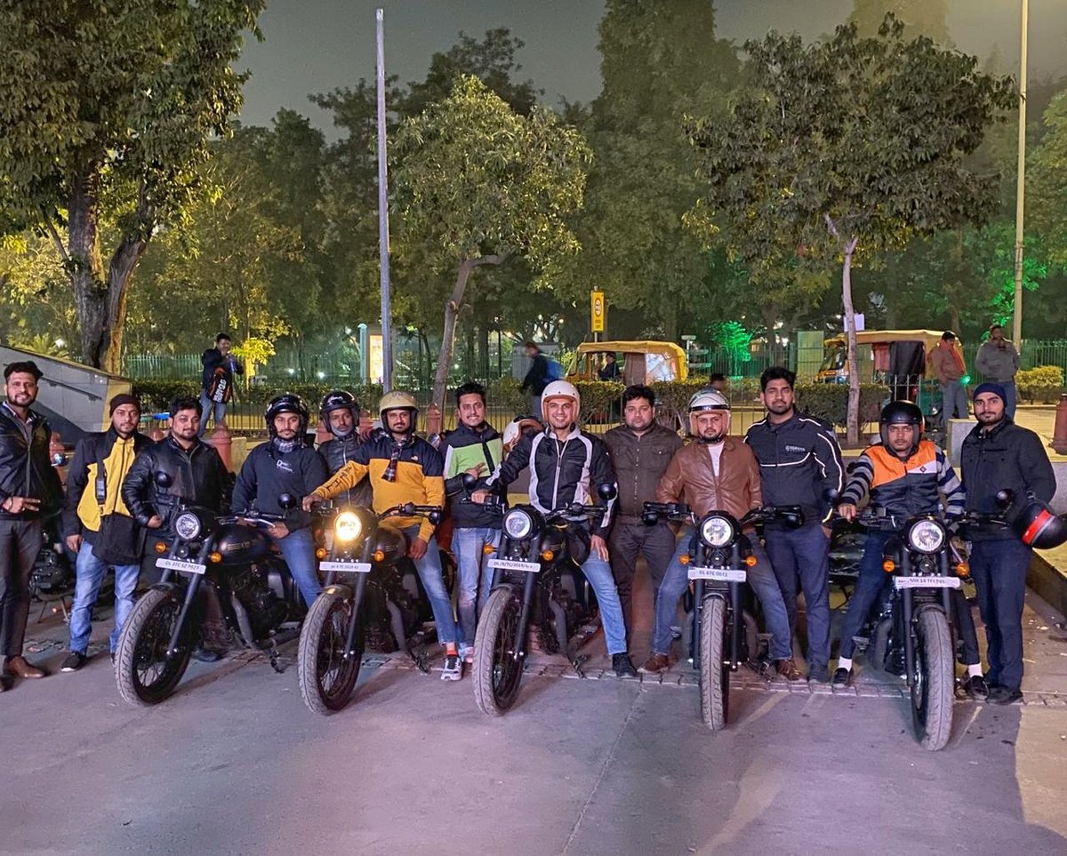 ashishkjoshi's tweet photo. What an amazing start to the #PerakFriday! With the #JawaPerak in the lead all across rides in the country, the Jawa &amp; the Jawa Forty Twos made merry on the streets under darkened skies. Brilliant lineup here in Pune as well. Do join us for the next one soon. https://t.co/ohBqS2NkyI