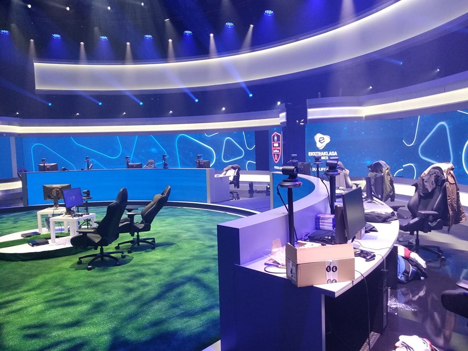 Obecnie w studiu Polsat Games trwają przygotowania konsol na jutrzejsze rozgrywki #ekstraklasagames