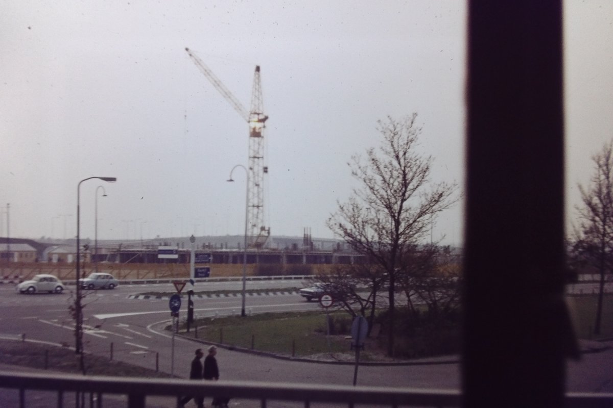 <a href="/__bash/">Bas Horsten</a> <a href="/HetLaarOnline/">Het Laar</a> Op deze foto is Het Laar nog in aanbouw (±1973) en is de oude Ringbaan-Zuid nog in gebruik (nu parkeerterrein) <a href="/BDStadsgezicht/">Stadsgezicht</a>