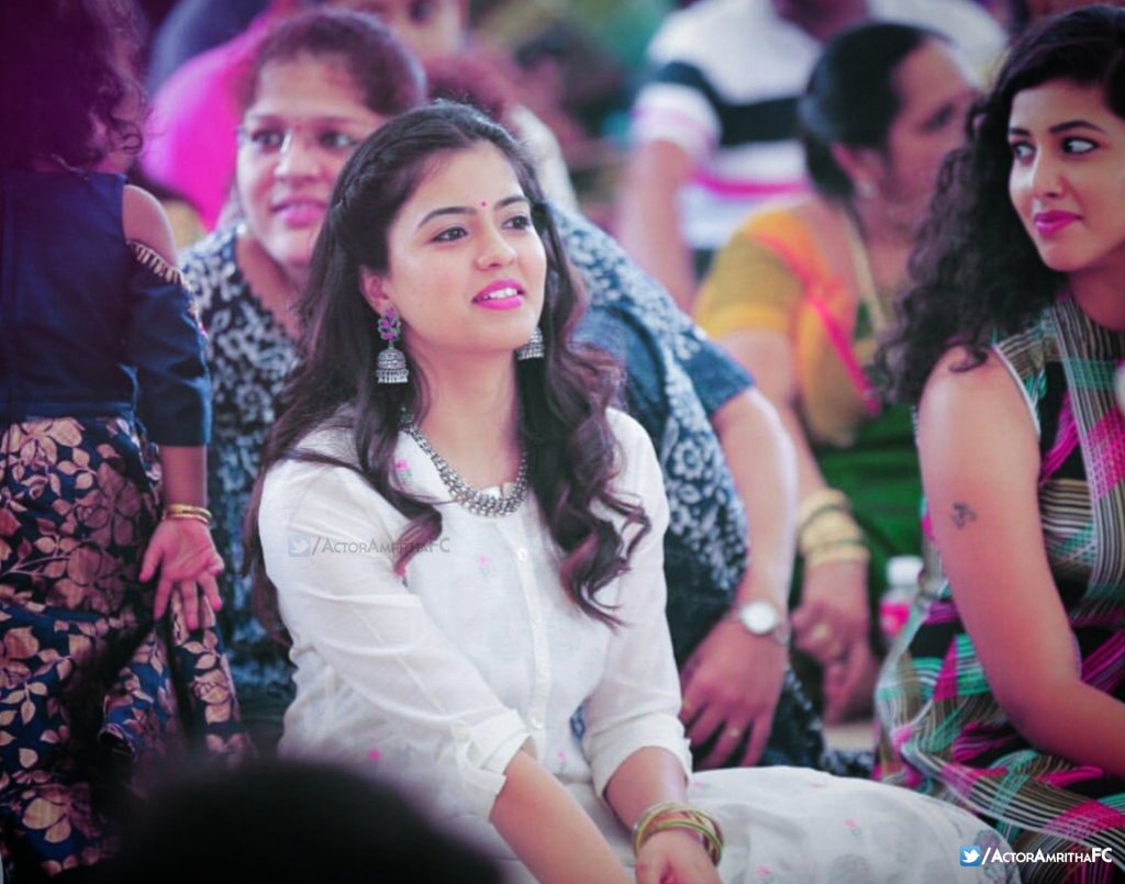actress_cornerr's tweet photo. அழகு என்ற வார்த்தைக்கு
புது அர்த்தம் தந்தவளே..
உன் அழகை கண்ட பிறகுதான்
அதில் ஒளிந்துள்ள அர்த்தத்தை
நான் அறிந்தேன்.. https://t.co/TWaYGxry5X