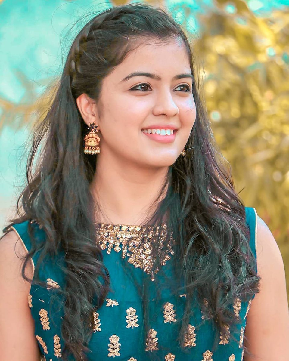 actress_cornerr's tweet photo. அழகு என்ற வார்த்தைக்கு
புது அர்த்தம் தந்தவளே..
உன் அழகை கண்ட பிறகுதான்
அதில் ஒளிந்துள்ள அர்த்தத்தை
நான் அறிந்தேன்.. https://t.co/hgTP51V8SO