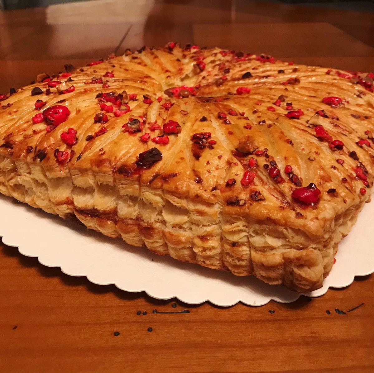 Mgx49's tweet photo. [LE CARRÉ PRALINES] 👑

Première #frangipane carré de l’année ! Également ma première fois dans la réalisation de la pâte feuilletée inversée !!! Au top 🤩 

• Crème pâtissière et crème amande 
• Chocolat blanc #zéphyr 
• Pralines roses 🌹 

#laboxensucre #galettedesrois https://t.co/CBI8T99X9A
