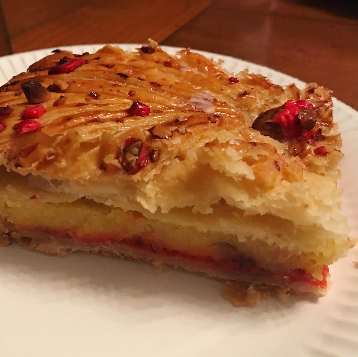 Mgx49's tweet photo. [LE CARRÉ PRALINES] 👑

Première #frangipane carré de l’année ! Également ma première fois dans la réalisation de la pâte feuilletée inversée !!! Au top 🤩 

• Crème pâtissière et crème amande 
• Chocolat blanc #zéphyr 
• Pralines roses 🌹 

#laboxensucre #galettedesrois https://t.co/CBI8T99X9A