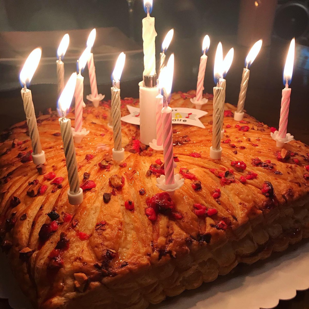 Mgx49's tweet photo. [LE CARRÉ PRALINES] 👑

Première #frangipane carré de l’année ! Également ma première fois dans la réalisation de la pâte feuilletée inversée !!! Au top 🤩 

• Crème pâtissière et crème amande 
• Chocolat blanc #zéphyr 
• Pralines roses 🌹 

#laboxensucre #galettedesrois https://t.co/CBI8T99X9A