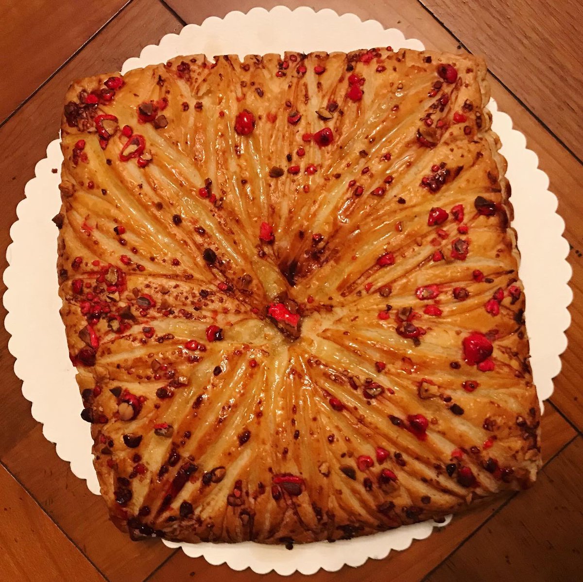 Mgx49's tweet photo. [LE CARRÉ PRALINES] 👑

Première #frangipane carré de l’année ! Également ma première fois dans la réalisation de la pâte feuilletée inversée !!! Au top 🤩 

• Crème pâtissière et crème amande 
• Chocolat blanc #zéphyr 
• Pralines roses 🌹 

#laboxensucre #galettedesrois https://t.co/CBI8T99X9A