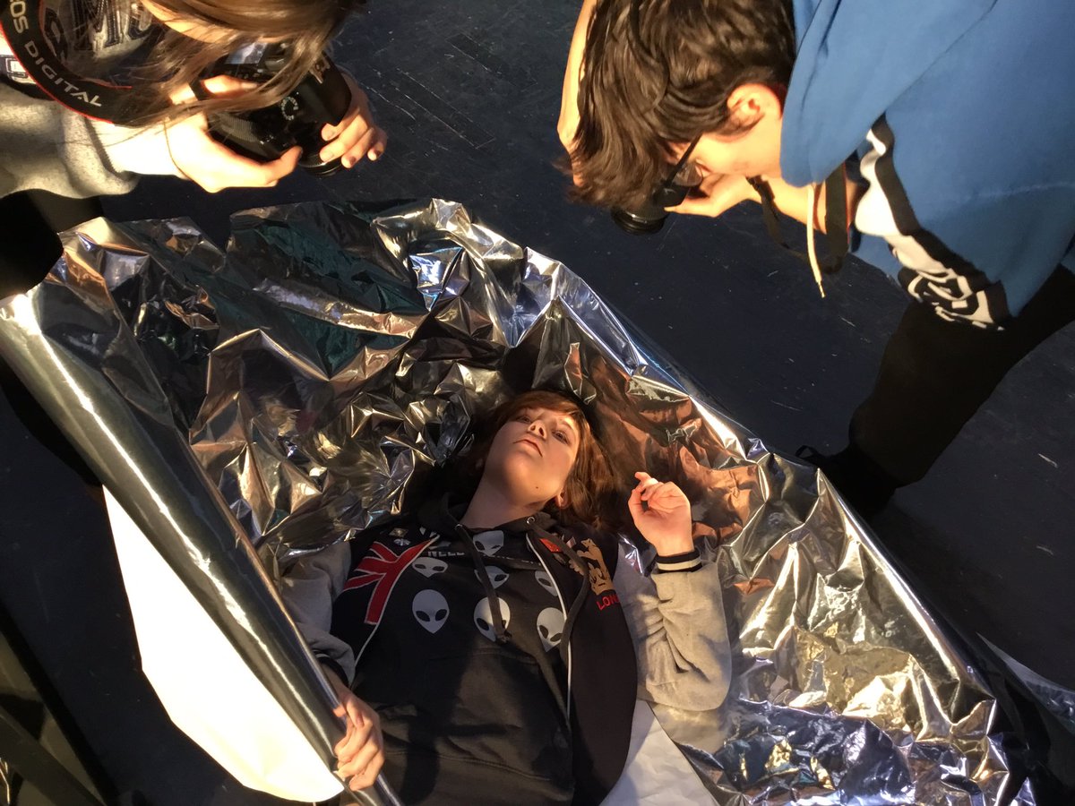 VeddersArtRoom's tweet photo. This week the AP2D students used Photographic Studio Lighting in the Auditorium.  We also utilized the overhead lighting to color mix the light and create dynamic portraits for the AP exam. @NHPGladiators @katrin_marino https://t.co/7XbuYq3BtJ
