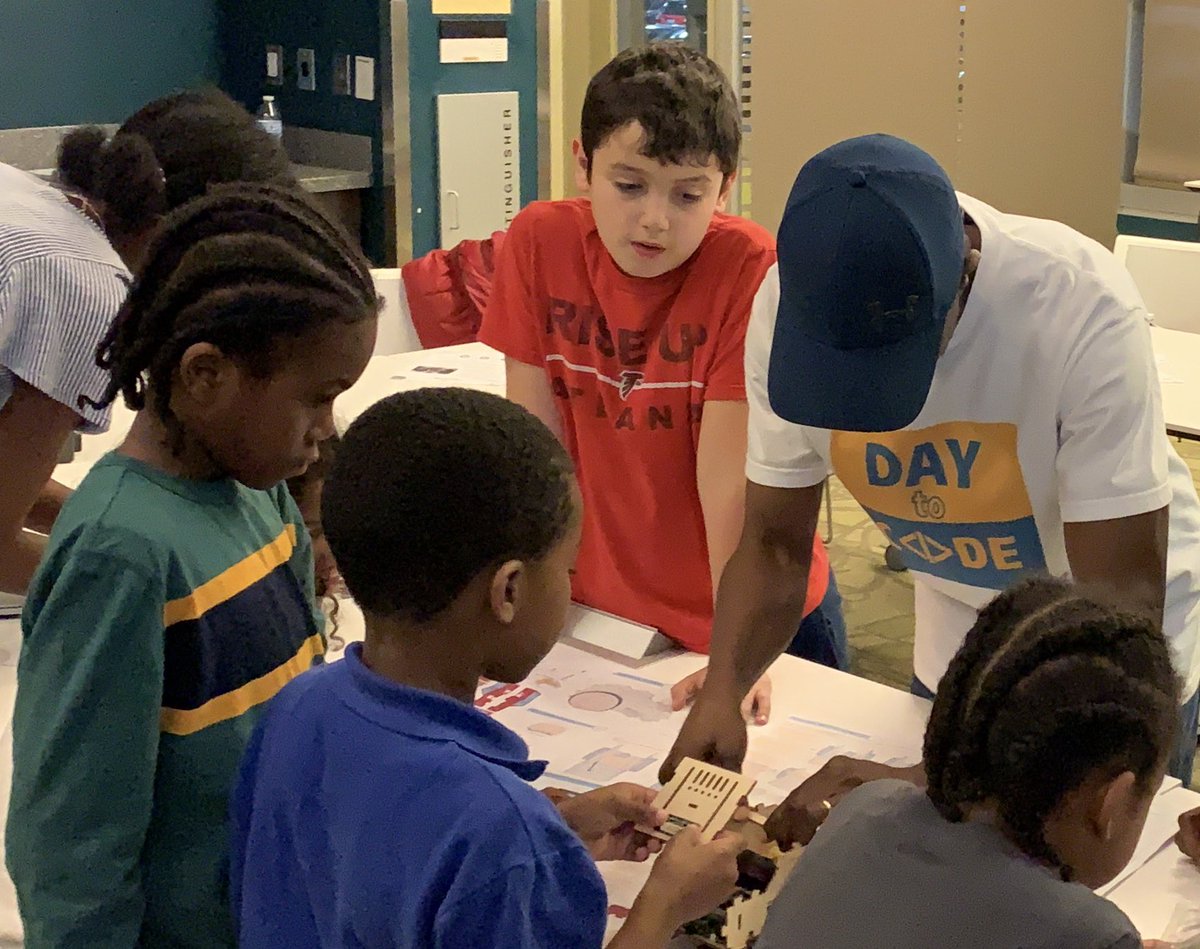 daytocode's tweet image. From our #afterschool activity at the Silver Spring library ⁦@MCPL_Libraries⁩. Our participants were very engaged and had fun driving the #robot cars around. Thank to our sponsor ⁦@Elegoo_Official⁩ ⁦@ebamba⁩