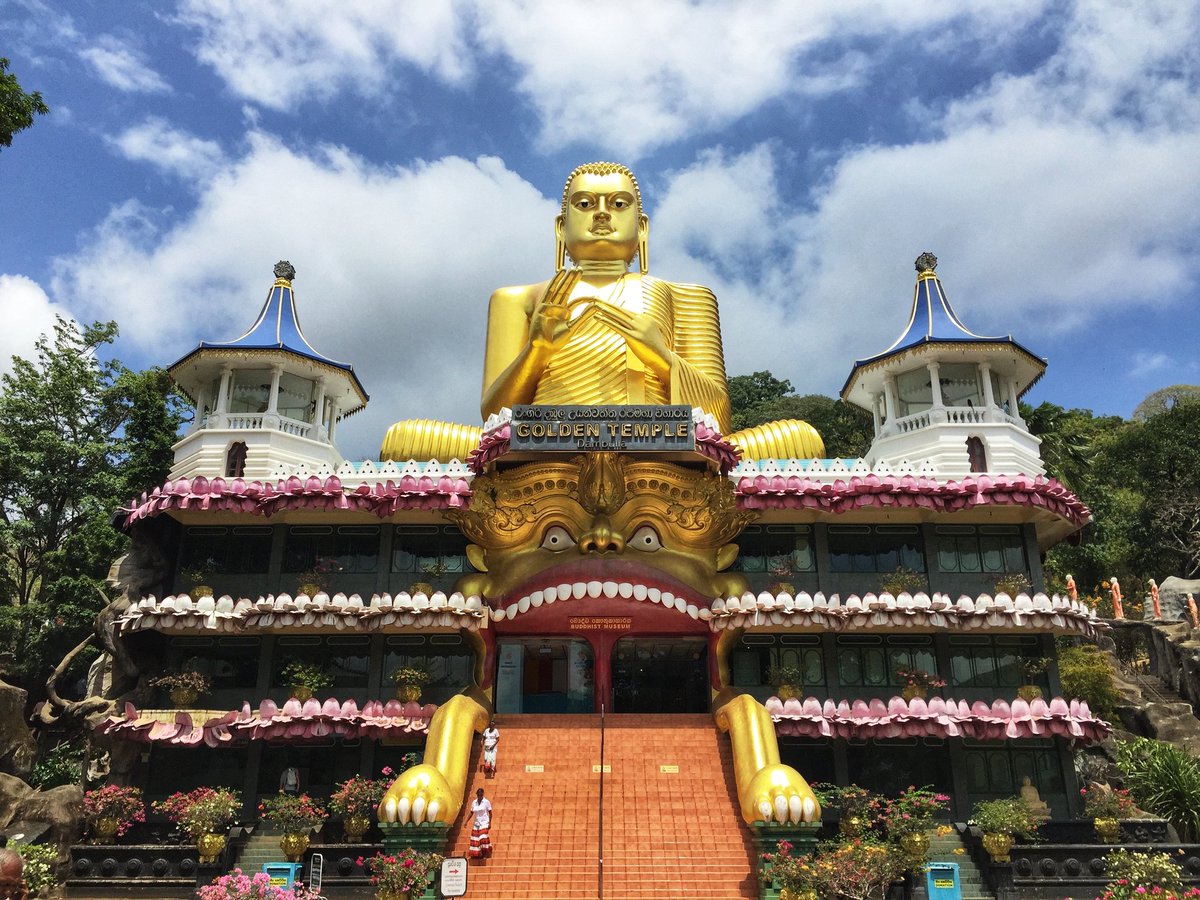 ManMeetsTheWrld's tweet image. The Golden Temple is home of the famous sleeping Buddha. Hundreds of statues and beautiful wall art every way you turn 🇱🇰
#srilanka #travel #travelphotography #travelgram #travel