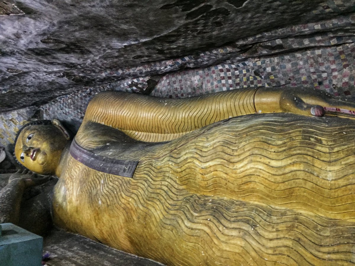 ManMeetsTheWrld's tweet image. The Golden Temple is home of the famous sleeping Buddha. Hundreds of statues and beautiful wall art every way you turn 🇱🇰
#srilanka #travel #travelphotography #travelgram #travel