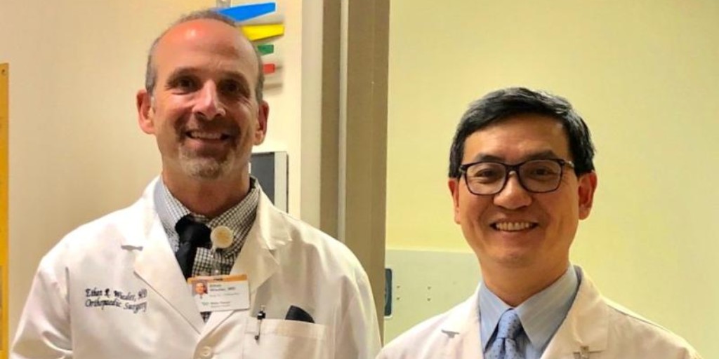 AtriumHealthWFB's tweet image. Hand &amp;amp; Upper Extremity specialists, Dr. Ethan Wiesler &amp;amp; Dr. John Li are part of the largest group of fellowship-trained hand surgeons in the region. Learn more: bit.ly/2LWGB4e?utm_so…