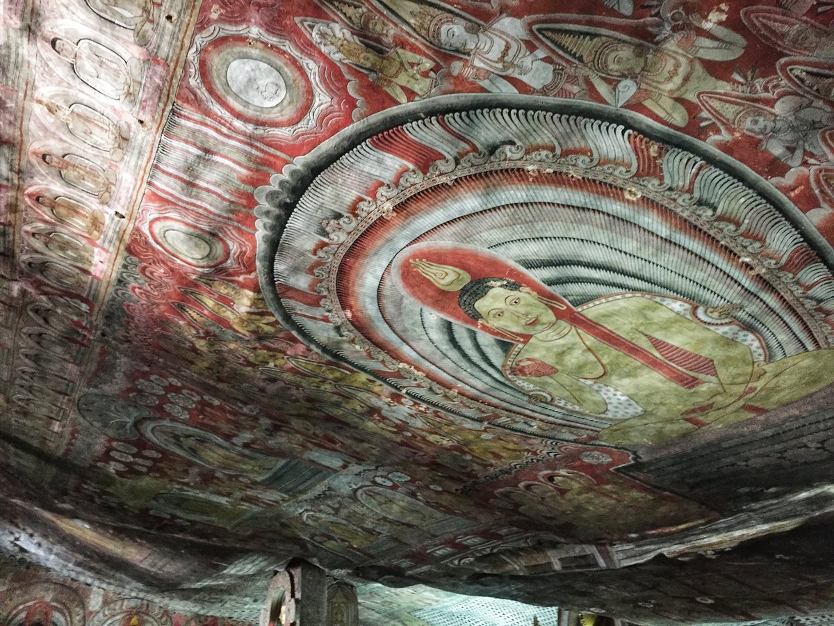 ManMeetsTheWrld's tweet image. The Golden Temple is home of the famous sleeping Buddha. Hundreds of statues and beautiful wall art every way you turn 🇱🇰
#srilanka #travel #travelphotography #travelgram #travel