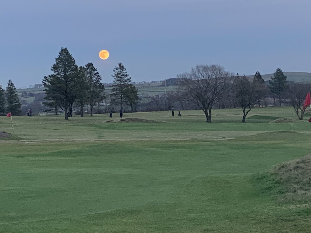ian33481325's tweet photo. Lazy afternoons golf @nelsongolfclub, whatβs not to love about winter golf with views like this on a course of this quality. Just need a warm up and massage now if anyoneβs free π. #wintergolf #dusksun #eveningmoon #boomsticks #nelsonGC https://t.co/VJCOFqFOYF