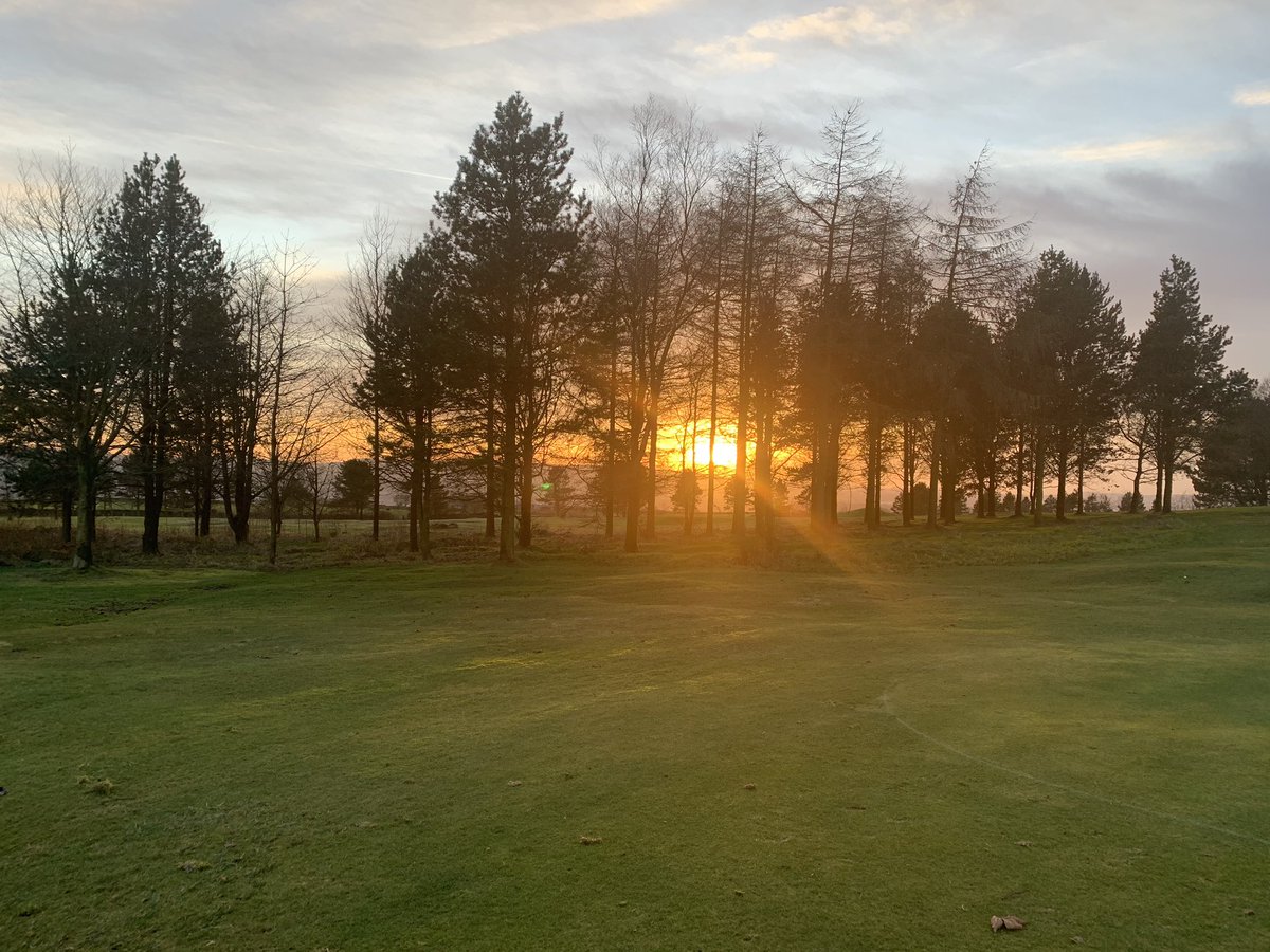 ian33481325's tweet photo. Lazy afternoons golf @nelsongolfclub, whatβs not to love about winter golf with views like this on a course of this quality. Just need a warm up and massage now if anyoneβs free π. #wintergolf #dusksun #eveningmoon #boomsticks #nelsonGC https://t.co/VJCOFqFOYF