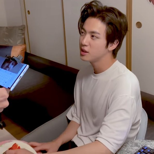 HYYHOYA's tweet photo. why does everyone in bts have big tiddies https://t.co/ifnDdJWcp4