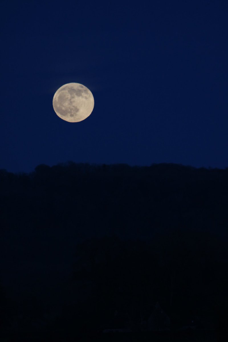 ChristianSurfer's tweet photo. Wow ‘Wolf moon’ tonight above Nailsea. If you can &amp; it’s clear ‘look up’ @bbcweather @BBCBristol @nailseatown @nailseapeeps @NSomTimes @BBCWthrWatchers @TristanCorkPost @fergieweather @clarenasir https://t.co/PGAjUyk0ul