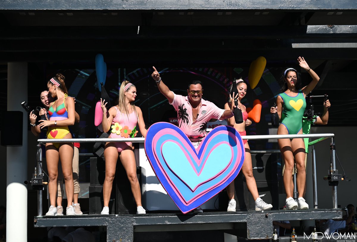MidWoman's tweet photo. #NEWS❗️
En medio de un ambiente súper animado y refrescante fue como se recibió el año 2020 en la pool party "A heart full of colors" by @agathardlp en donde se dieron cita las top celebrities mexicanas y latinas más influyentes 💦👙💜 #midwoman #fashionmagazine #poolparty https://t.co/NSZCuar3k5