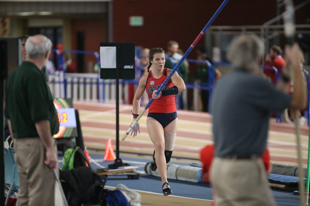 Freshman Lyndsey Reed wins the pole vault in her first collegiate meet with a mark of 3.80m (12-5.5)👏👏

This ranks as No. 7 mark in school history.

Nicole Kallenberger and Elizabeth Nix placed fifth and sixth with a mark of 3.65m (11-11.75).

#HottyToddy | #OneMore