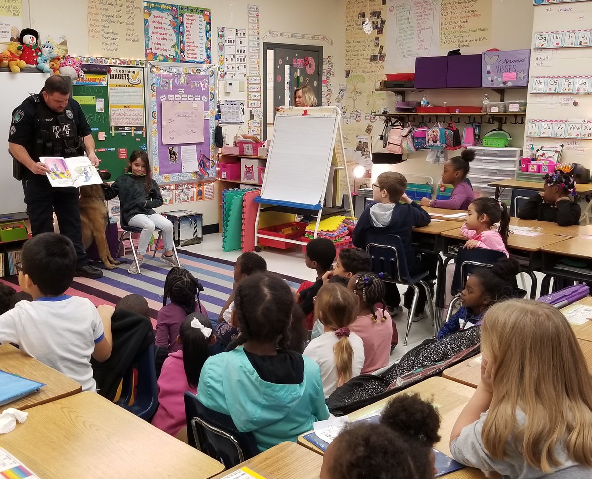 HidenwoodNews's tweet photo. Thank you NNPD K-9 Unit for your continued partnership! Huskies in 1st and 2nd grade enjoyed visits from their K-9 buddies Taz and Lacey today! #nnpsyouthdev https://t.co/Ks2uQgXAEw