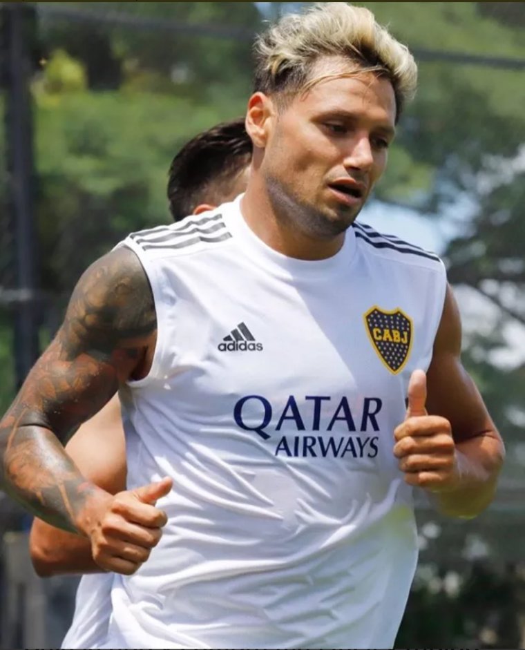 DavidbraianCABJ's tweet photo. Mas que conforme con la nueva indumentaria de Boca, hasta la musculosa de entrenamiento la rompe 💙💛💙💘 https://t.co/xXiifwUucA