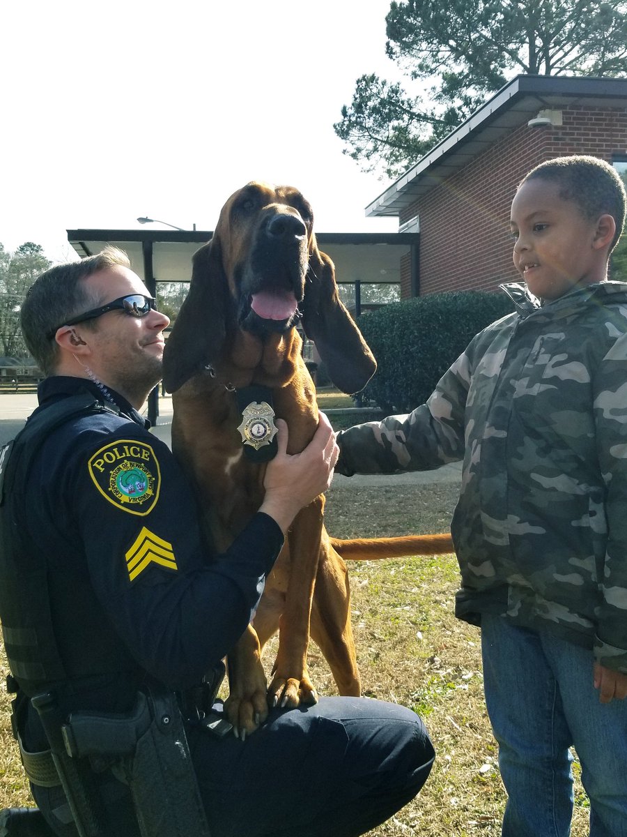 HidenwoodNews's tweet photo. Thank you NNPD K-9 Unit for your continued partnership! Huskies in 1st and 2nd grade enjoyed visits from their K-9 buddies Taz and Lacey today! #nnpsyouthdev https://t.co/Ks2uQgXAEw