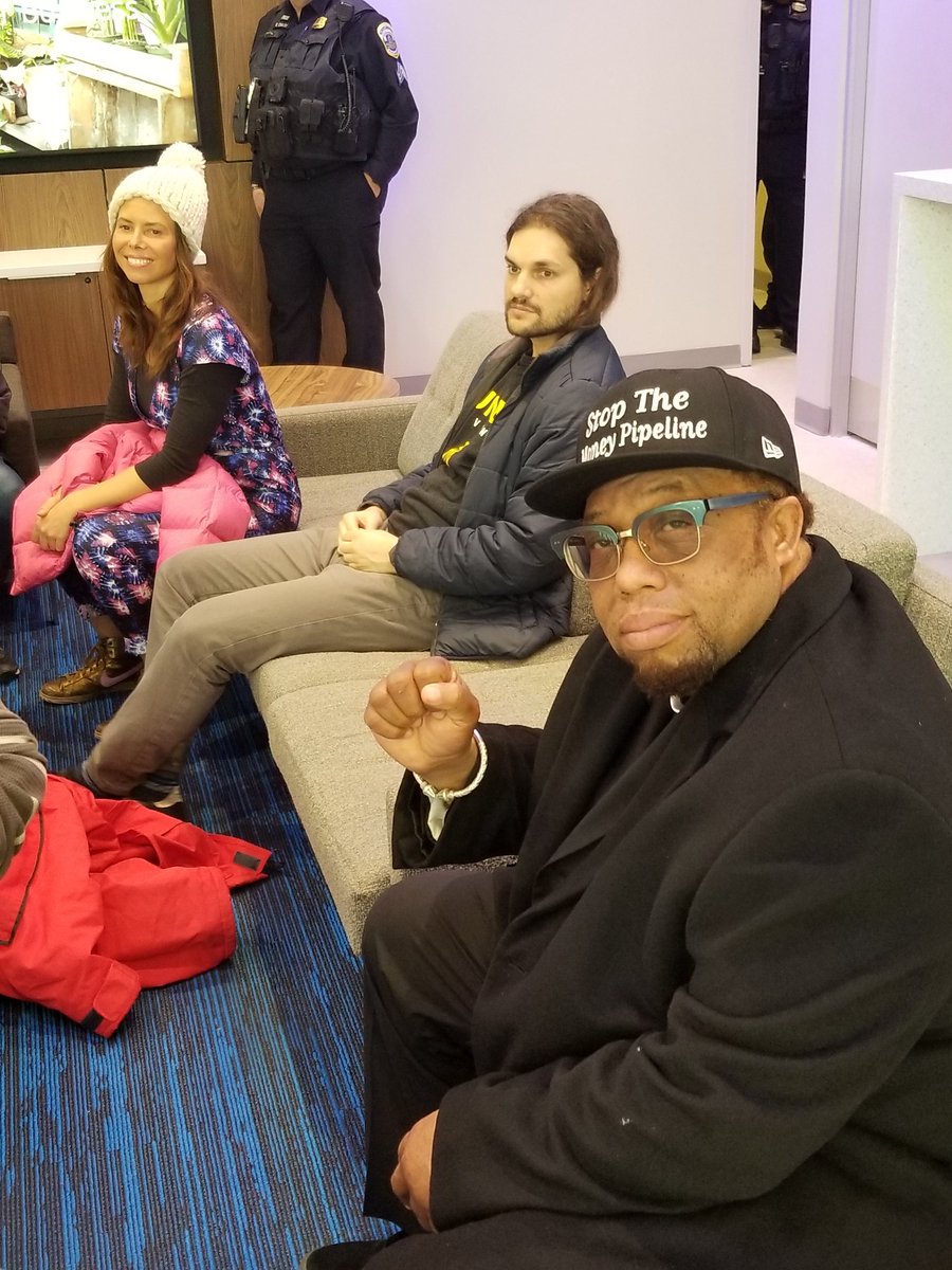 Police have told us we are about to be arrested. And Chase has told us they're closing this branch for the day. So that's a start #stopthemoneypipeline