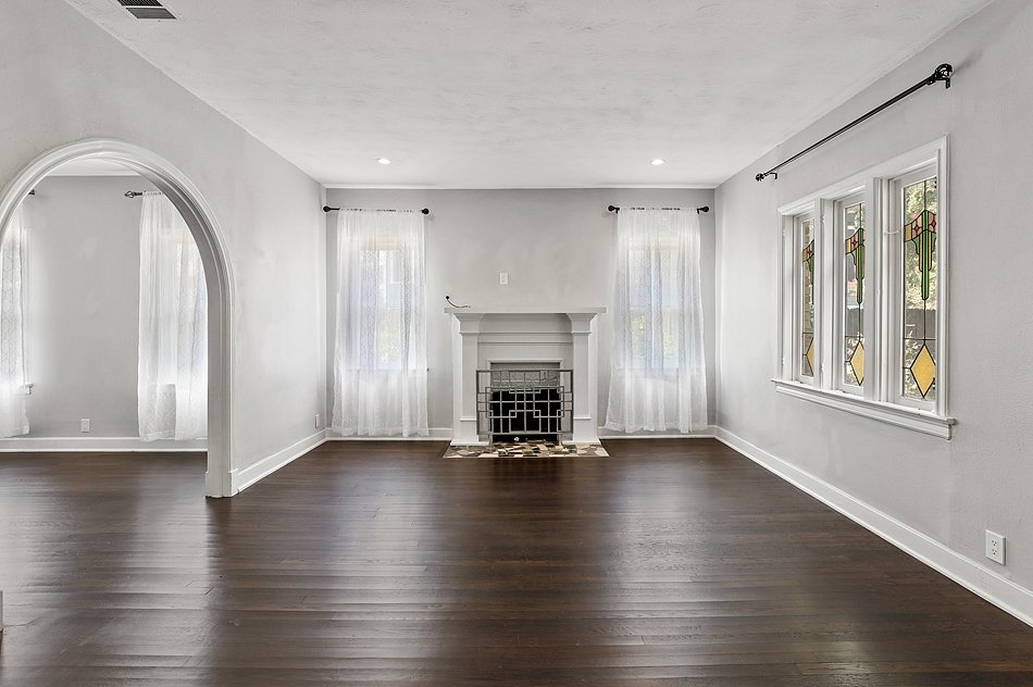 TheOGormanGroup's tweet photo. Charming and recently renovated! Built in 1924, this home features historical details such as stained glass, arched doorways, penny tile, and covered front porch! https://t.co/FeGc6NCsth #theogormangroup #dallasrealestate #dallasrealtor #realestatedallas #dfwrealestate https://t.co/mgyio8roWs