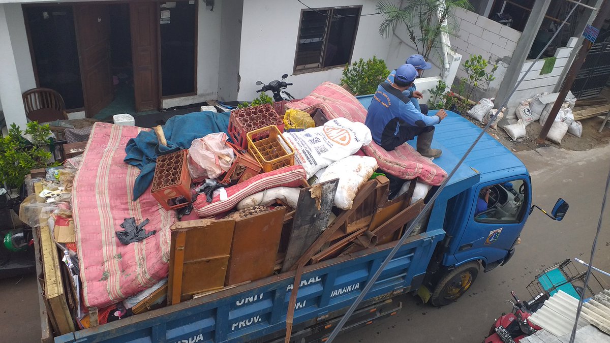 Roji_Owner's tweet photo. Terima kasih pemprov dki dan semua tim orange dan biru dan semua tim yg sudah merespon laporan saya,  alhamdulillah ga nunggu lama, ga sampe 1 hari laporan di proses dan hari ke 2 sampah selesai diangkut @DKIJakarta @dinaslhdki https://t.co/4566OkSmBS