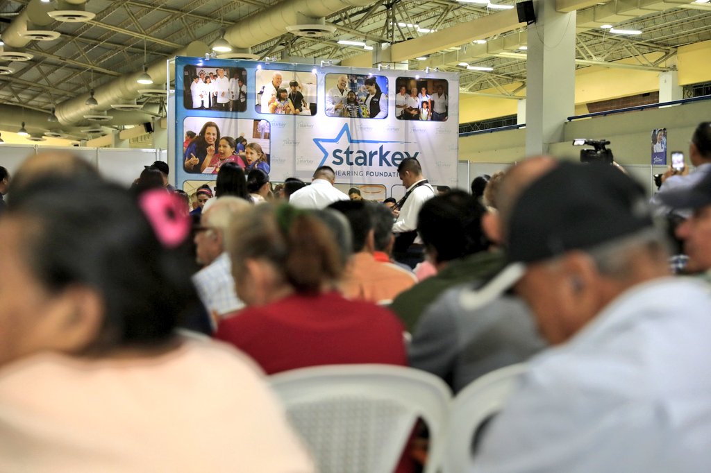 PresidenciaSV's tweet photo. Este donativo es gracias al apoyo de @starkeycares y se suma a las acciones que la Primera Dama, Gabriela de Bukele, emprende para llevar el bienestar social a la población. https://t.co/zUNmIg3HXP